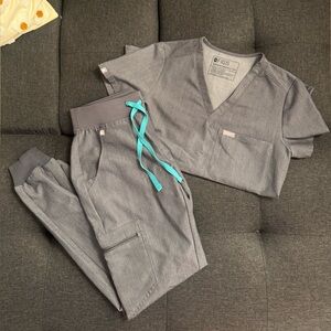 FIGS Graphite Scrub Set